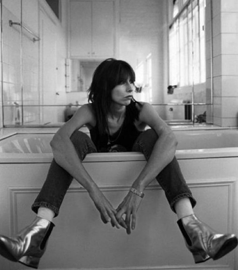 Chrissie Hynde i tub folctha le jeans dubh a chaitheamh