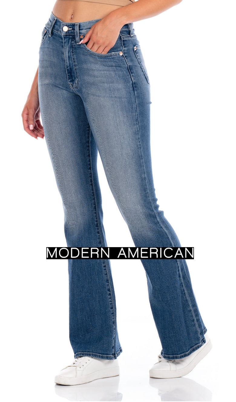 kvinna med mörkblå jeans