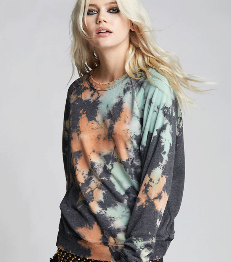 kvinde i tie dye-sweatshirt