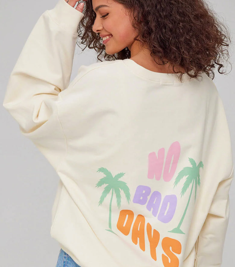 meisje dat een marine sweatshirt met teddyprint draagt