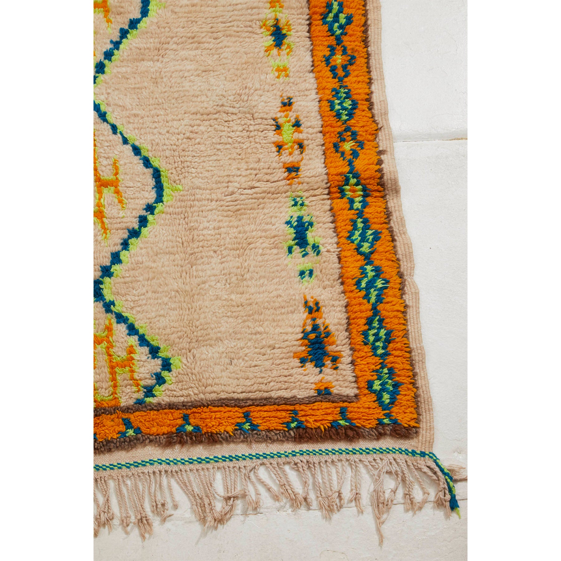 ASSIA - Square-shaped Moroccan Azilal rug with orange border