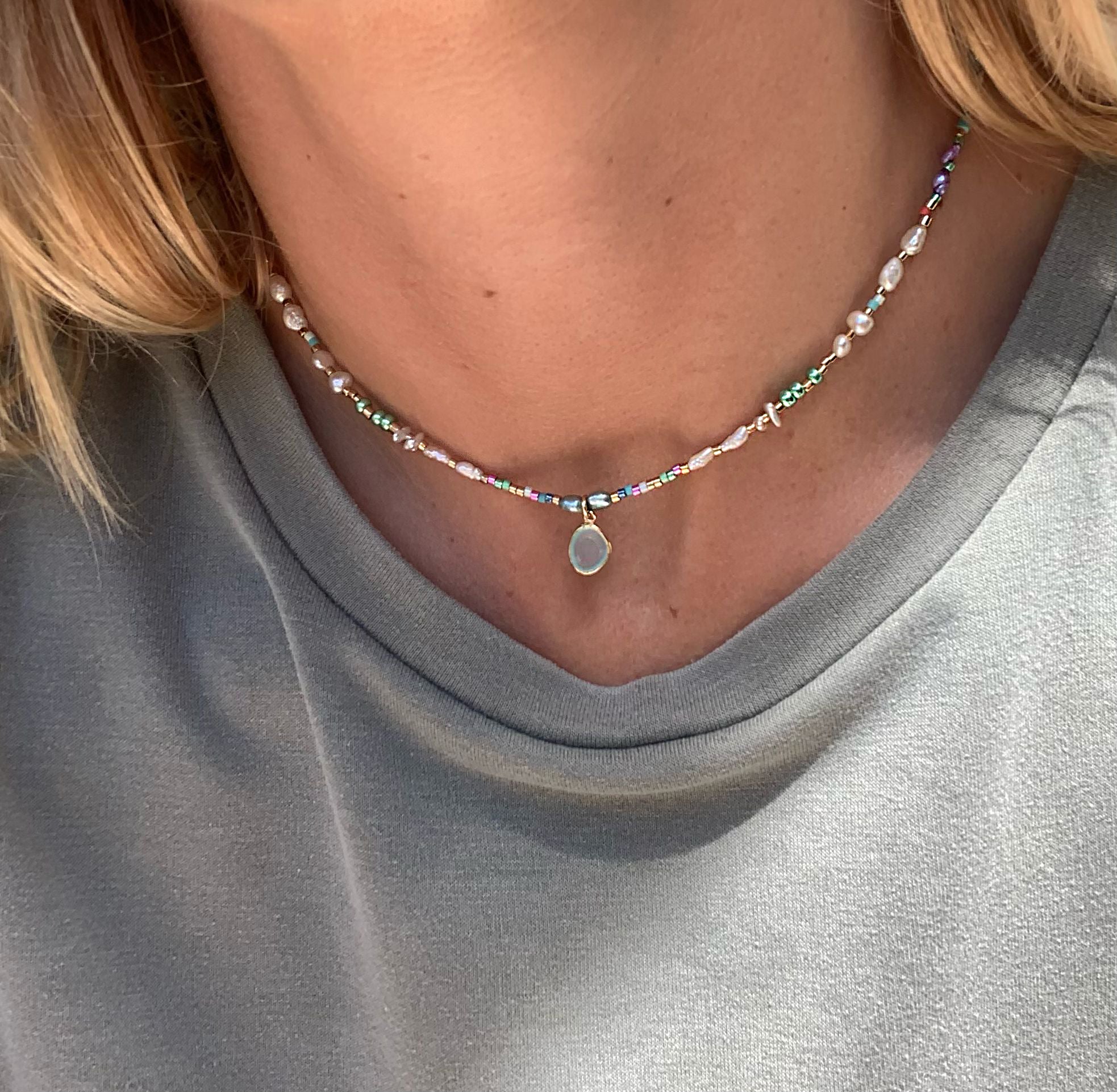 Sommerliche Halskette mit Süsswasser Perlen, bunten Glasperlen und einem echten Aqua Chalcedon Anhänger