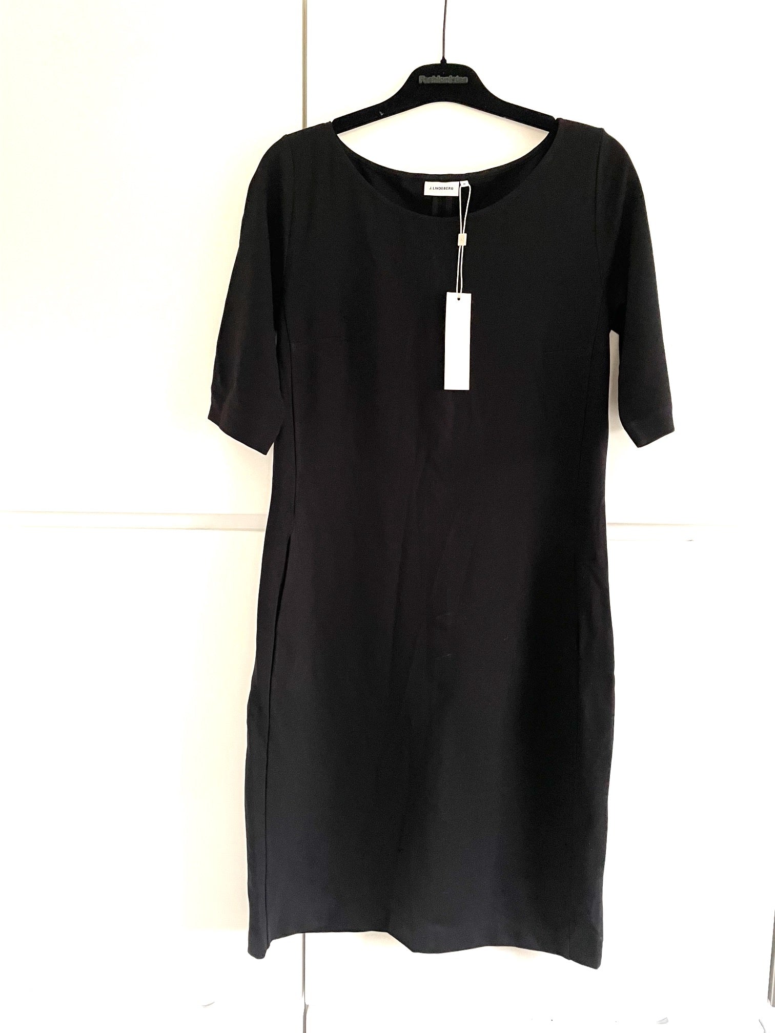 J.Lindeberg sort kjole i enkelt snit