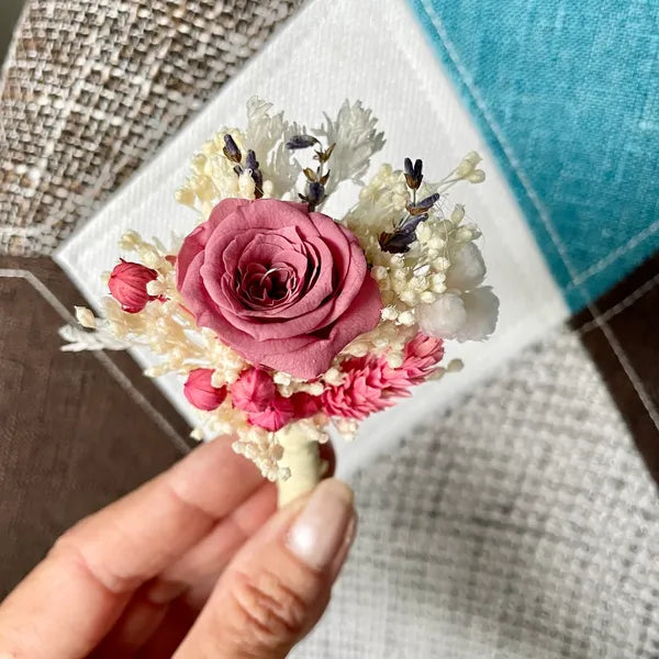 Boutonnière en fleurs séchées Violet – Chaton et Monsieur Ours