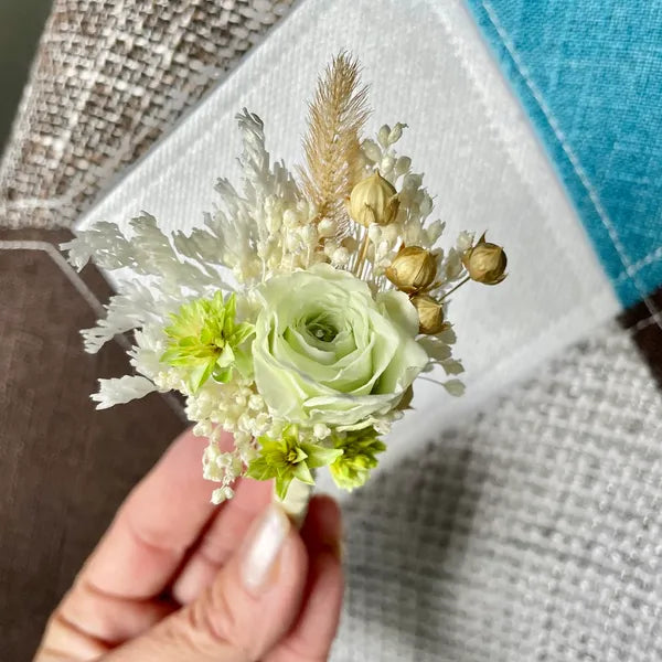 Boutonnière en fleurs séchées Vert pastel – Chaton et Monsieur Ours