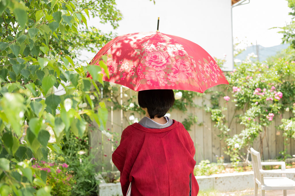 バラ柄の赤い婦人傘