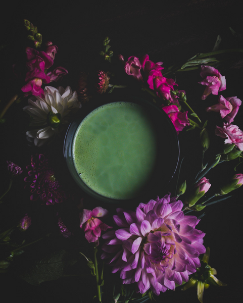 Matcha-Tee-in-Schale-umgeben-von-Blumen-von-Floratcha