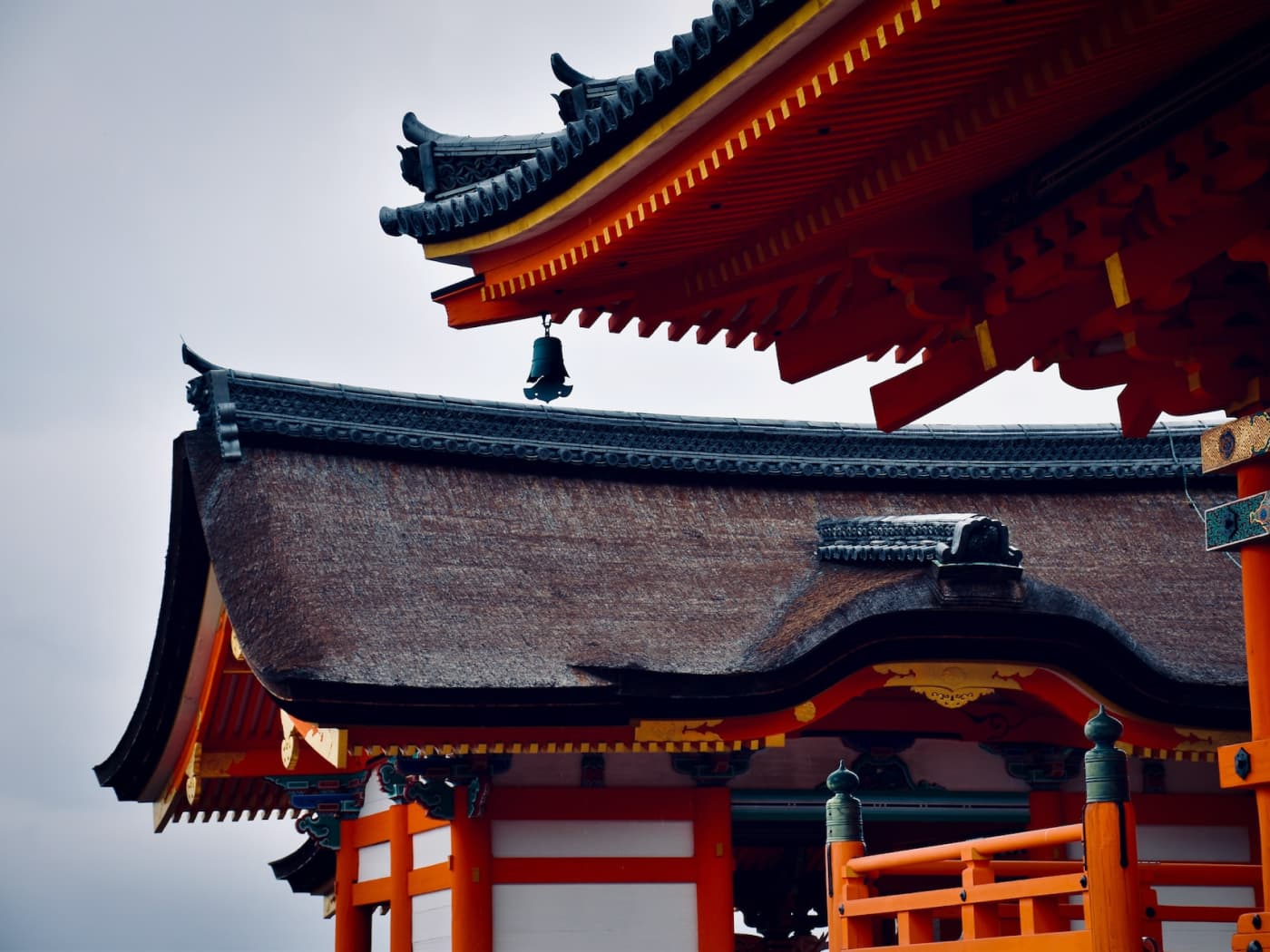 Edificio japonés desde el lateral (sólo se ven los tejados)