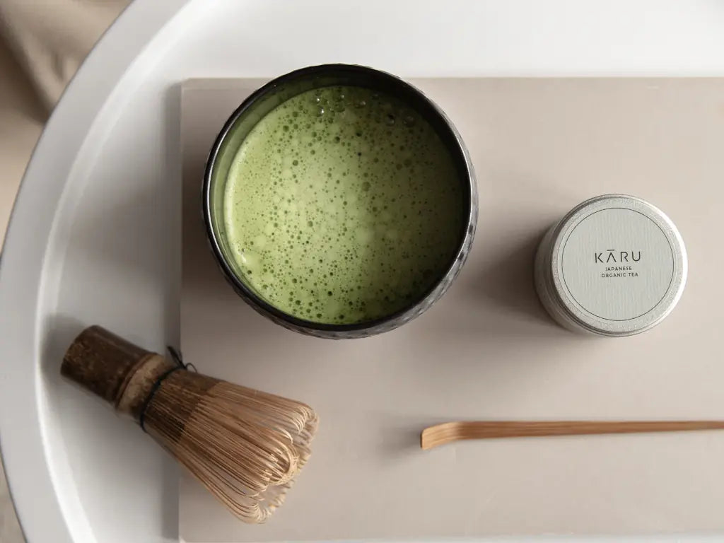 Matcha traditionell mit Bambuslöffel und Chasen