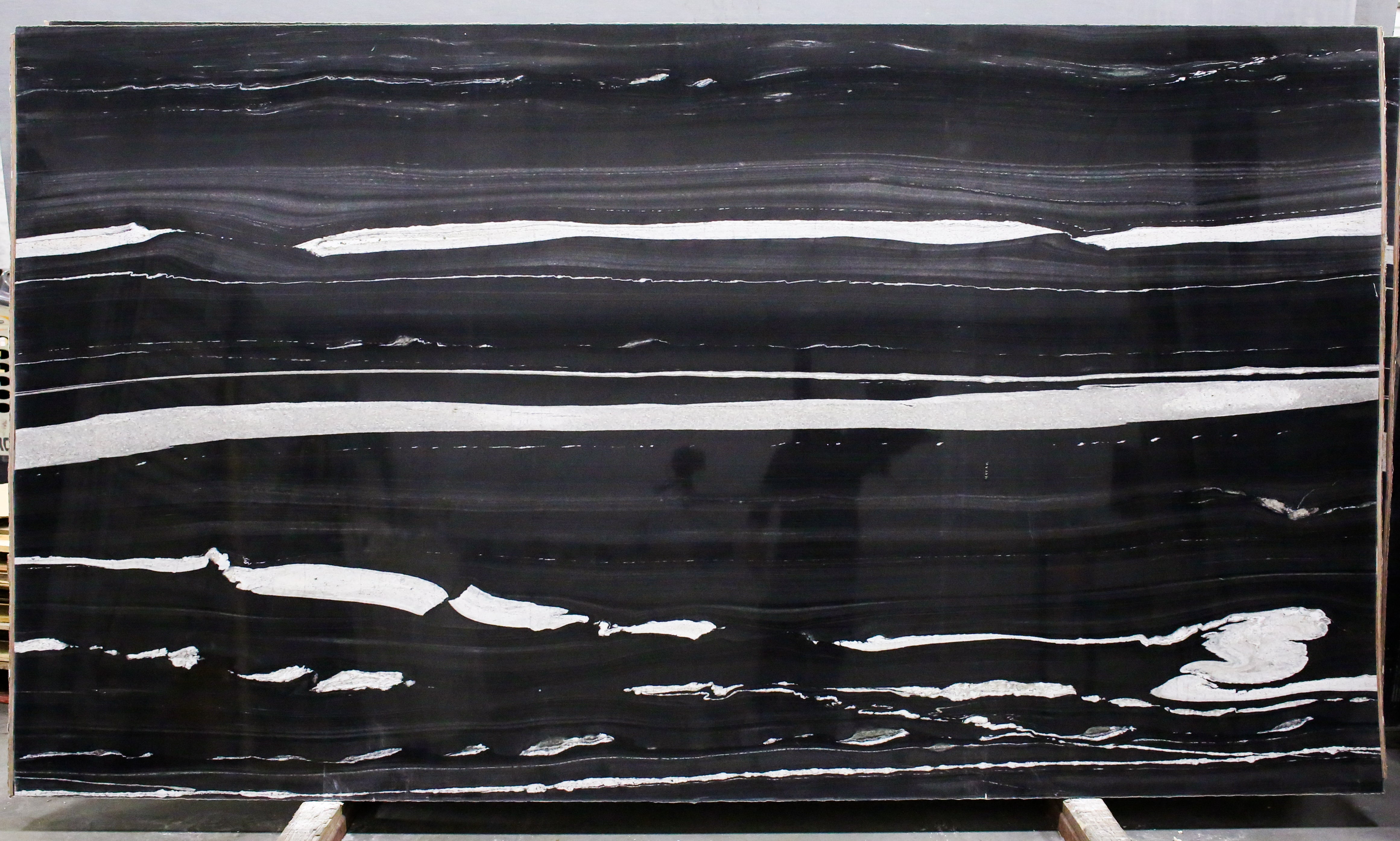  Brazilian%20Black%20Rush%20Granite%20Slab%203/4%22%20%20Polished%20Stone - 32121G#30 -  70X125 