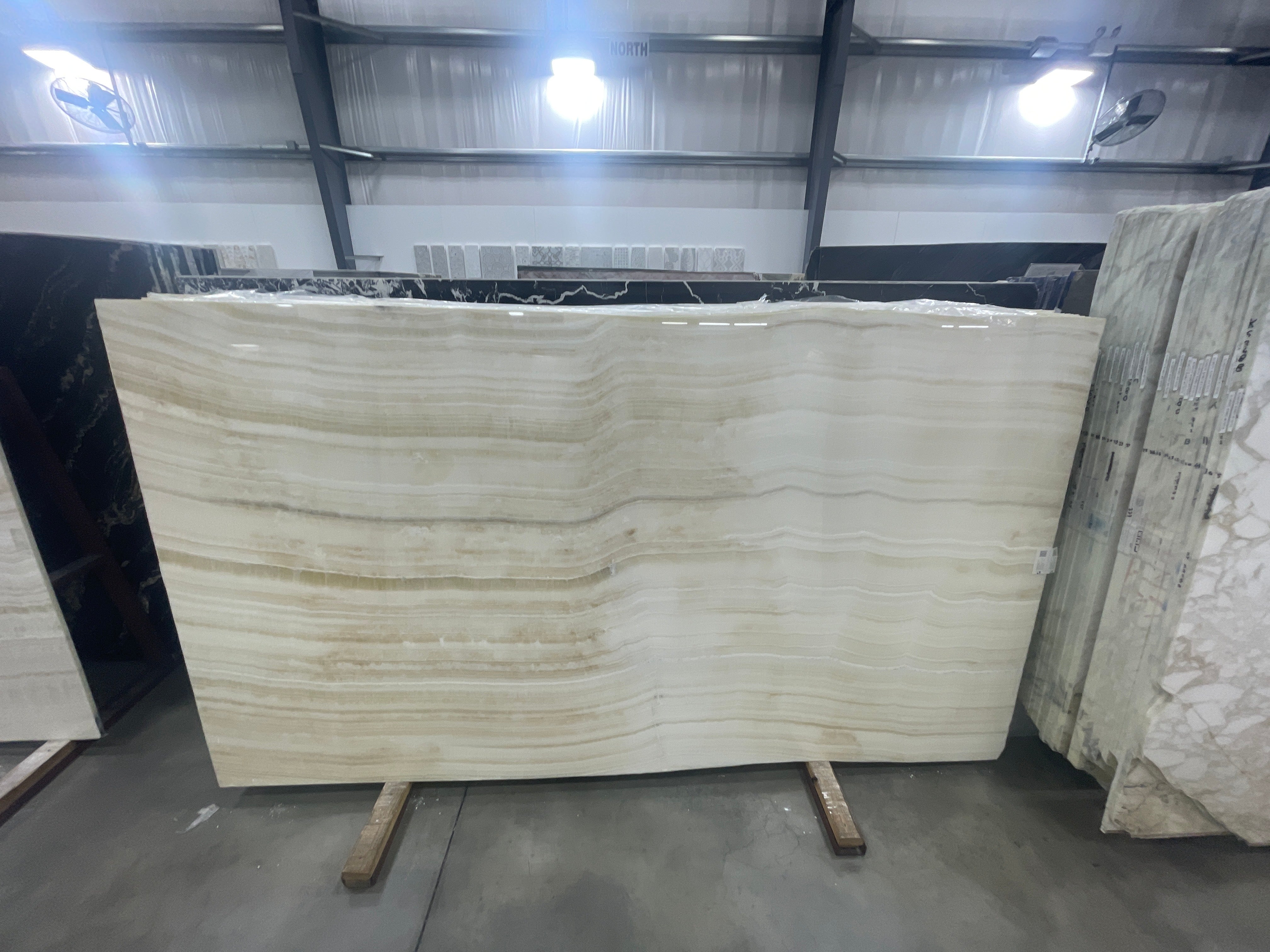  Vanilla Extra Onyx Slab 3/4 - 22635#34 -  63x118 