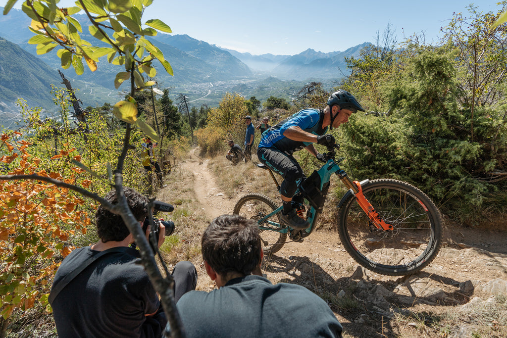 Mick Hannah testing his Yeti E-MTB with SHIMANO EP801 drive unit wearing a Lazer Jackal Kineticore helmet