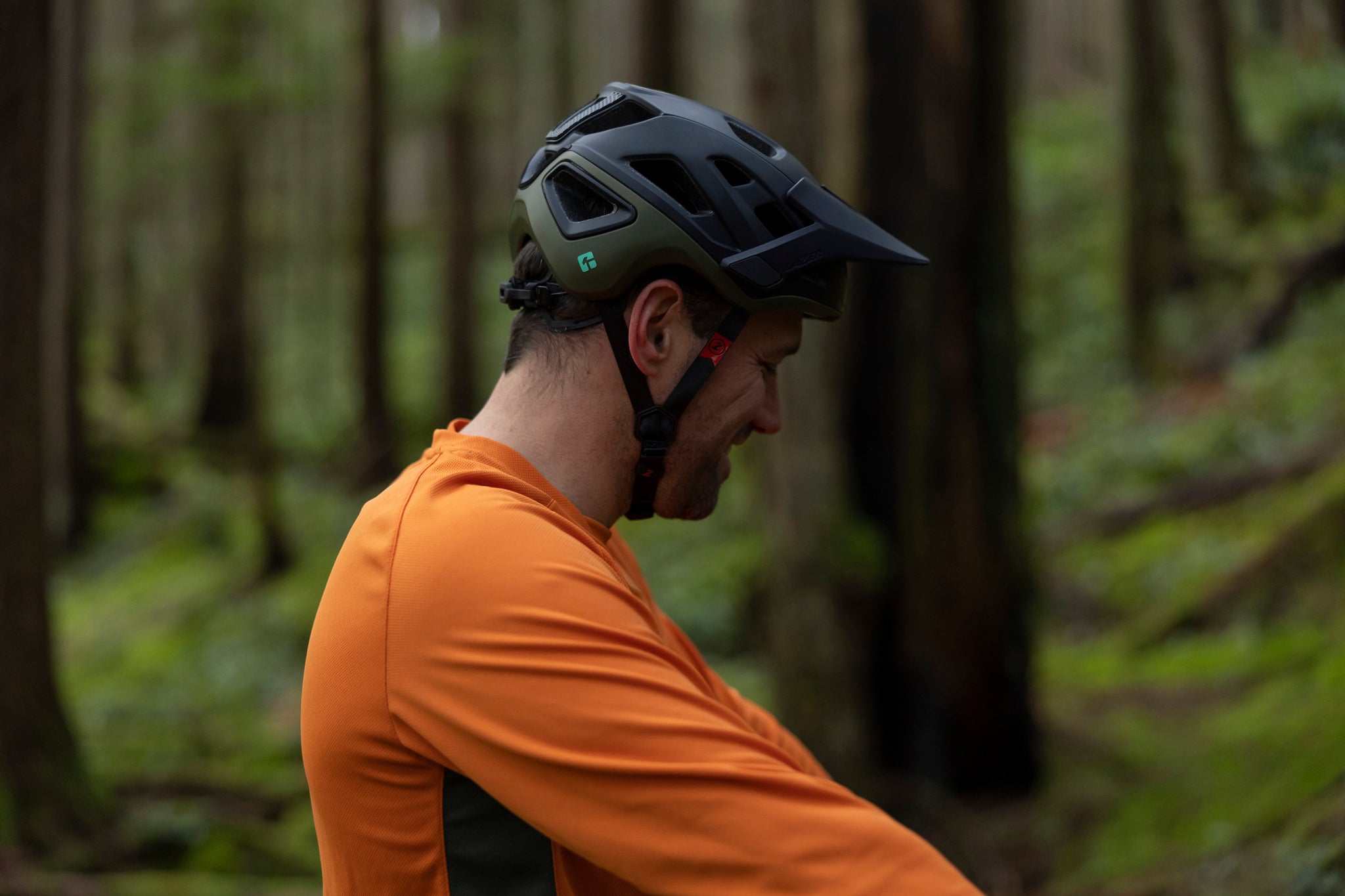 Thomas Vanderham wearing a Jackal KinetiCore mountain bike helmet