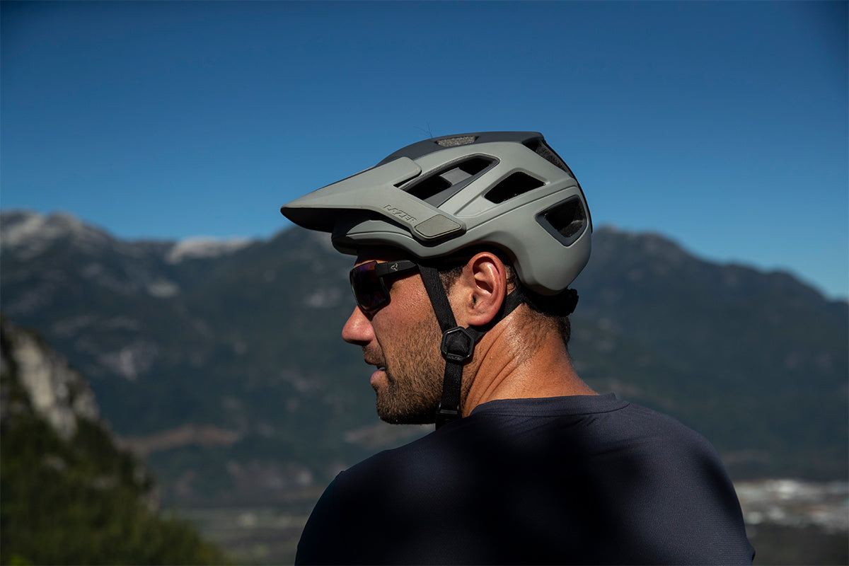PRO Mountain Biker, Thomas Vanderham wearing a Lazer Jackal MIPS bike helmet