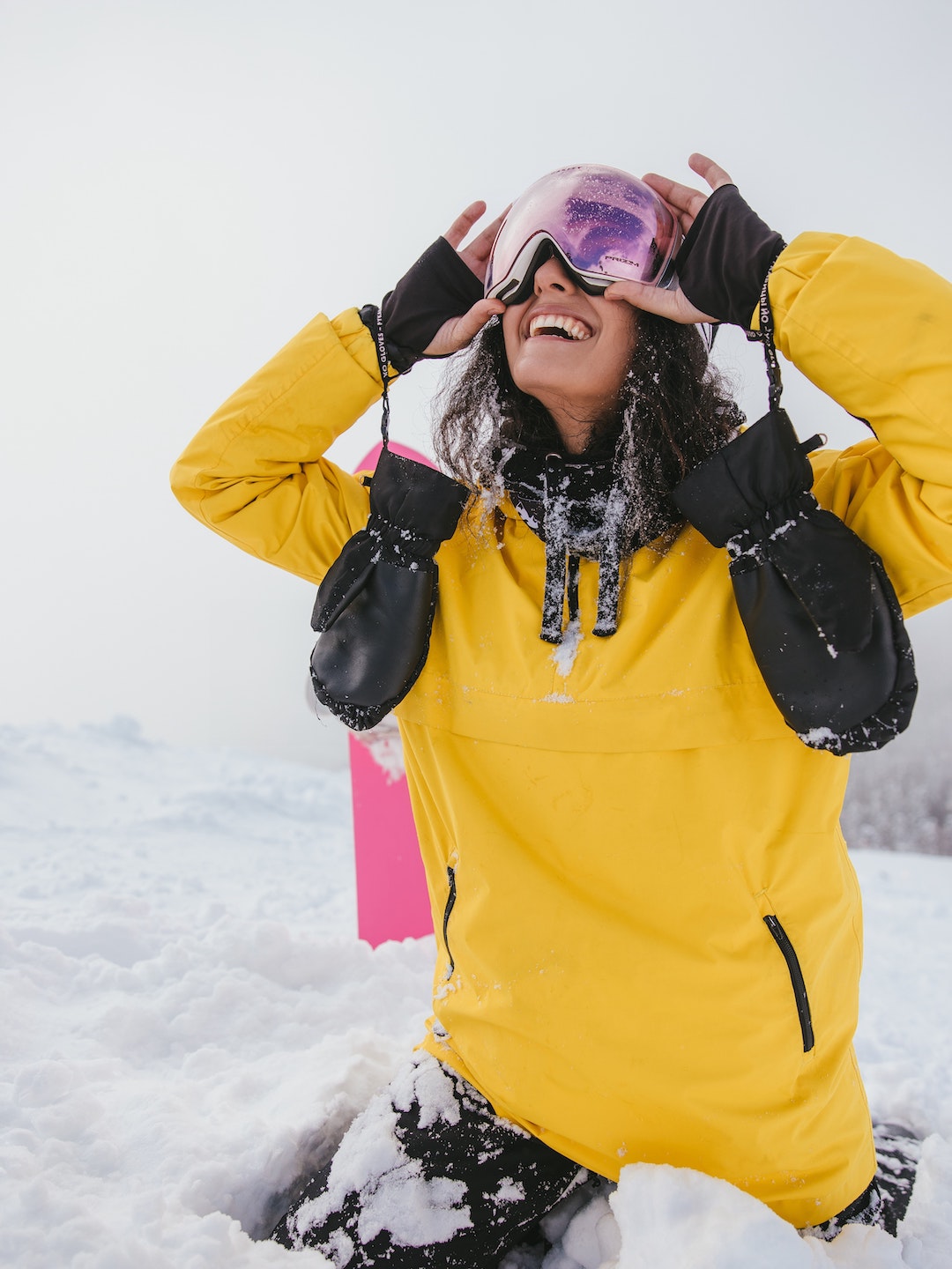 Skijacke gelb im Schnee sauber mit WunderRein