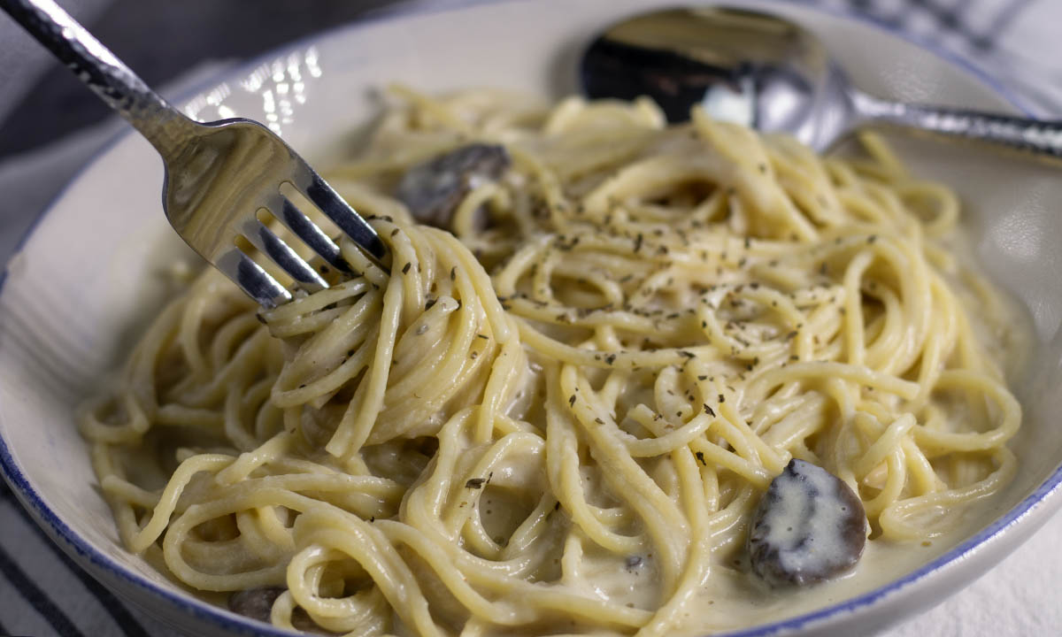 Vegan alfredo spaghetti