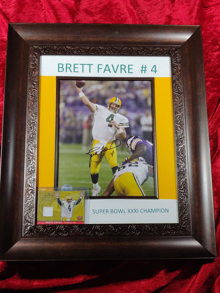 Brett Favre Autographed SB XXXI Champs Framed Green Packers Jersey