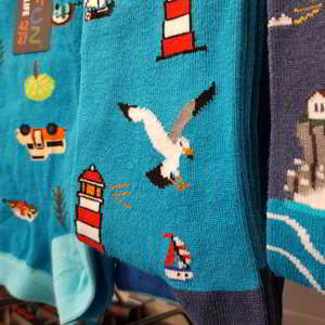 Chaussettes bord de mer, mouettes et phare de couleur bleu océan