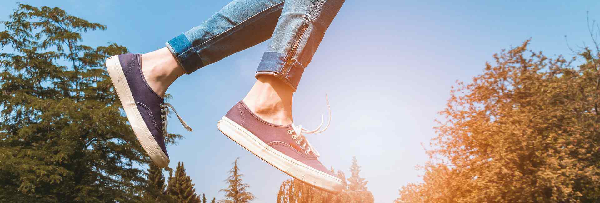 Femme portant des chaussures d'été en toile bleu marine avec un jean