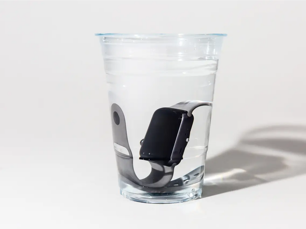 Can the Apple Watch withstand water?