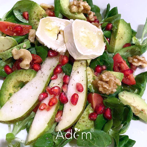 Apfelsalat mit karamellisierten Walnüssen und Granatapfeldressing