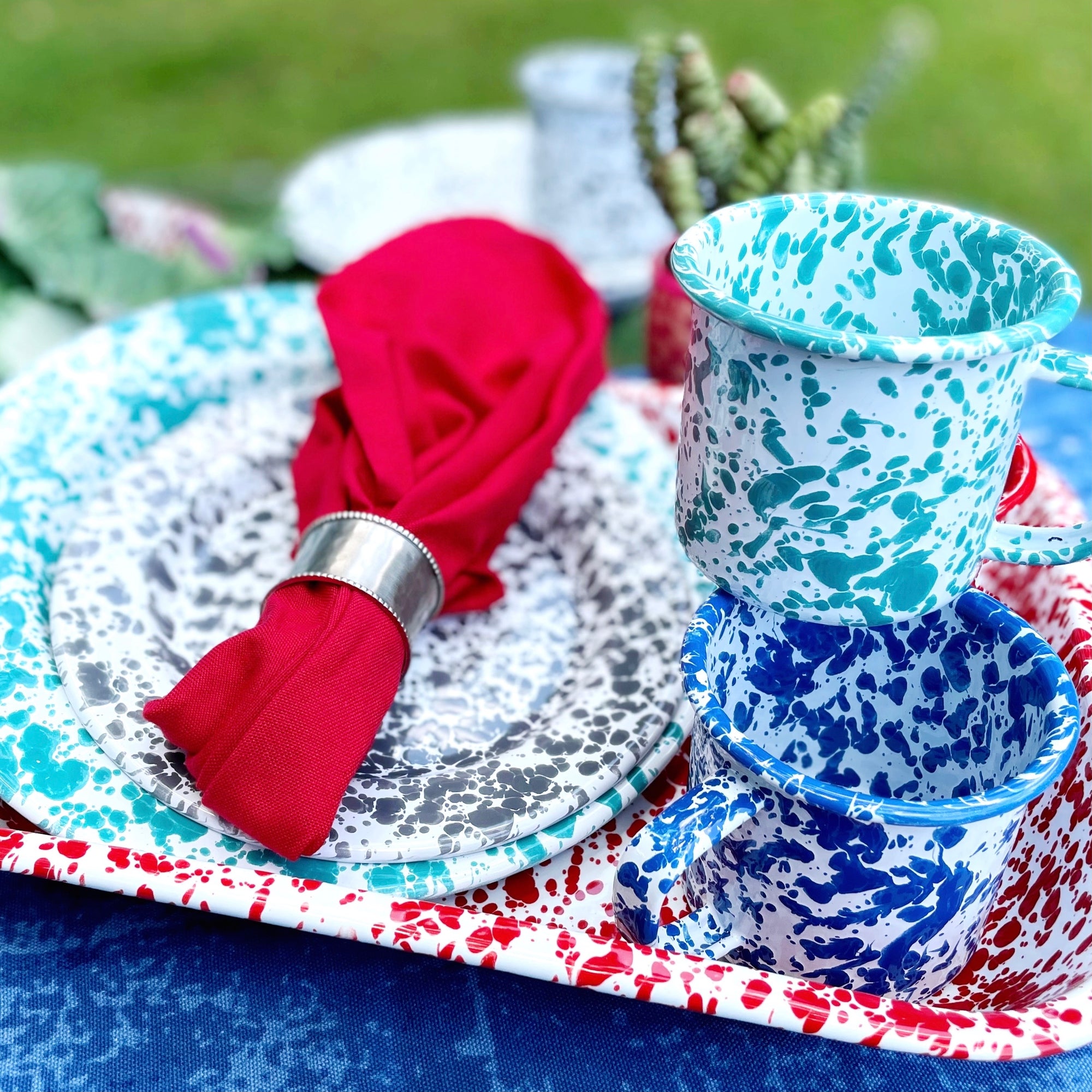 crow canyon splatter dinnerware with a red napkin on top