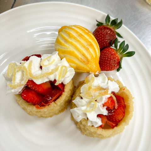 shortcakes with strawberries and cream with strawberries and lemons