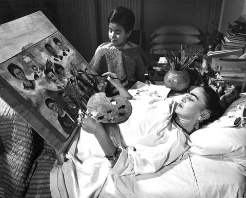 muertolandia frida kahlo painting in bed