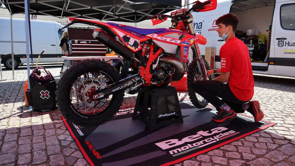 Jonny Walker’s Mechanic; Marc Robert, setting up Walker’s Beta 300 RR for the Endurocross-only event.