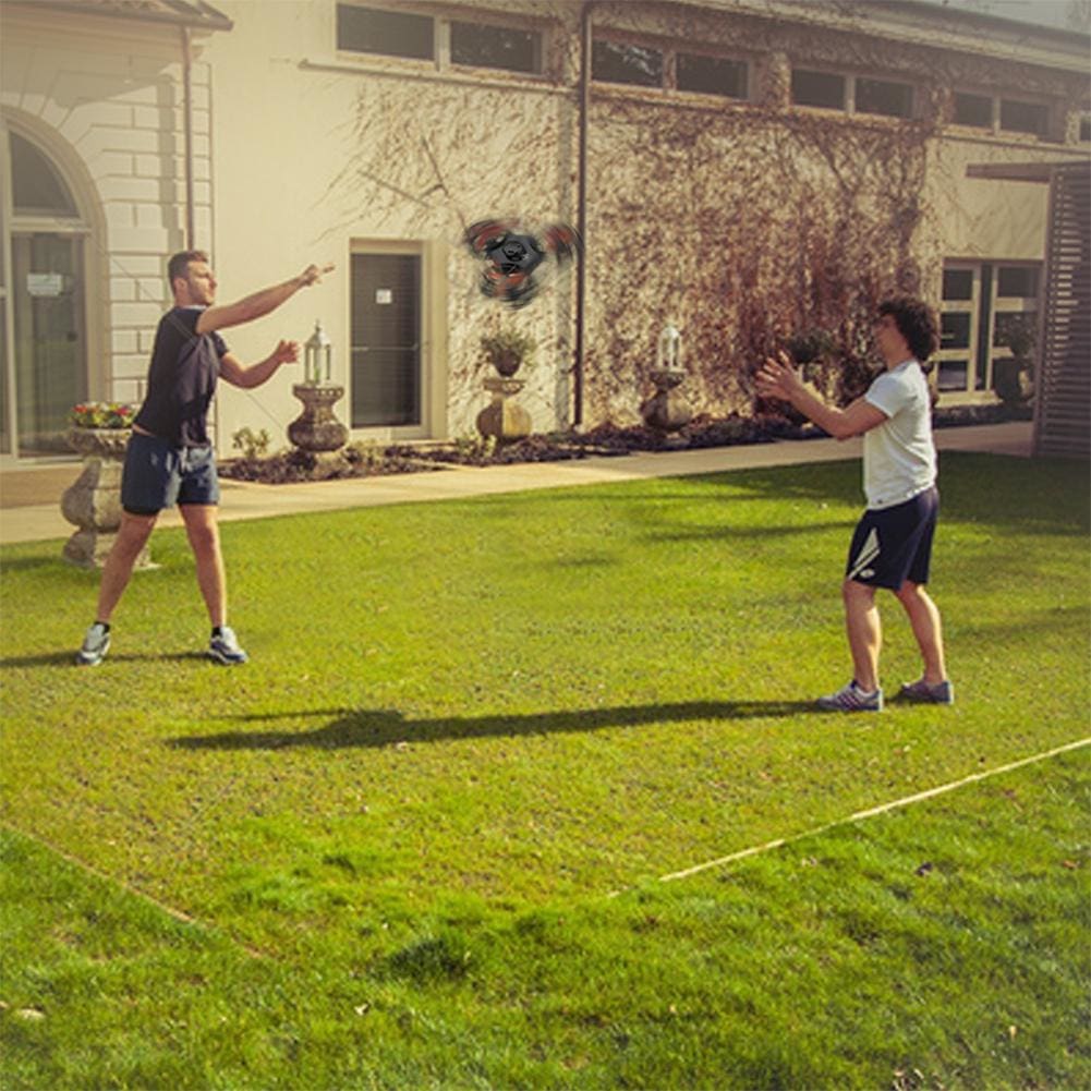 un groupe de jeunes hommes jouant à un jeu de frisbee