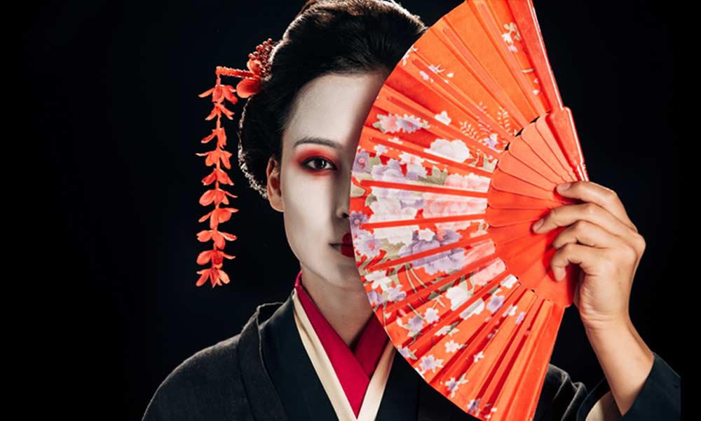 Acheter eventail japonais pour avoir un style de femme geisha qui porte un kimono noir et des bijoux pour cheveux Kanzashi