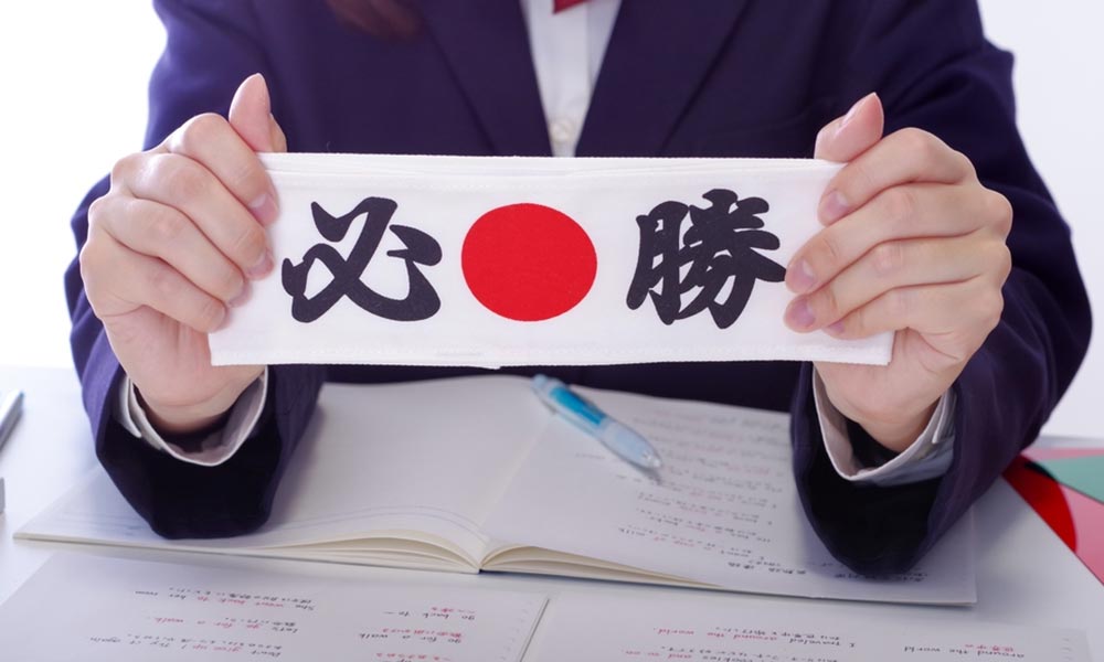 Une étudiante tien dans les mains un bandeau Japon pour se motiver pendant ses examens