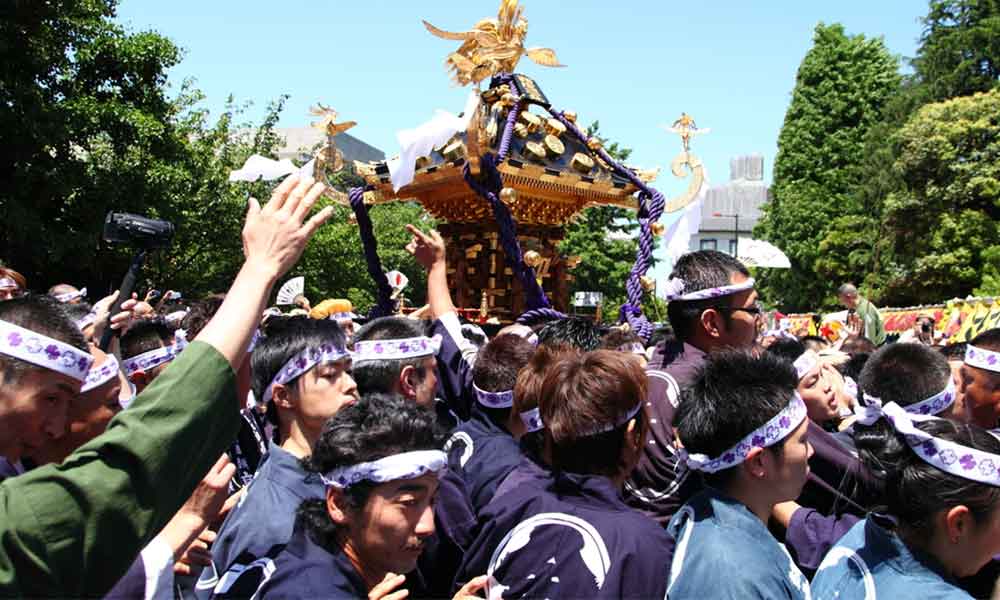 Pendant un festival des hommes portent un bandeau japonais homme