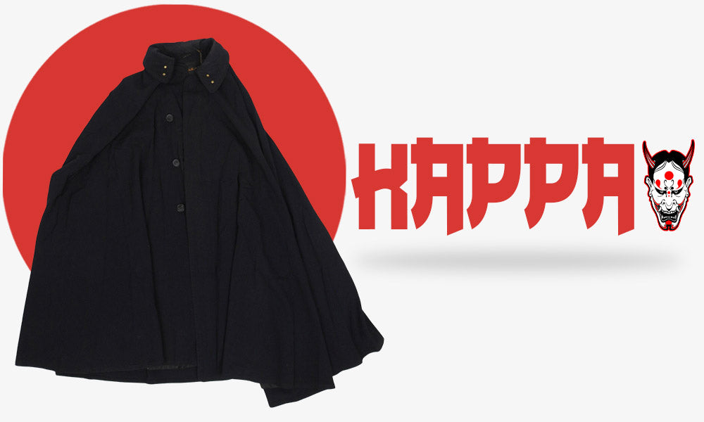Un kappa est aussi une cape japonaise. C'est un manteau japonais long qui se porte pour être imperméable