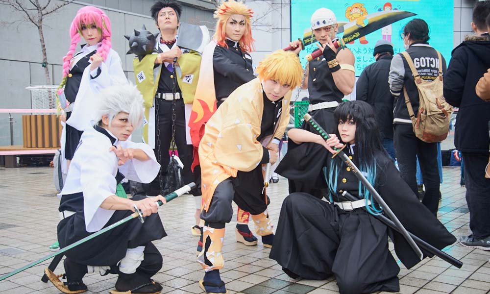 des japonais sont habillés pour le comiket event de Tokyo avec des deguisements cosplay du manga demon slayer