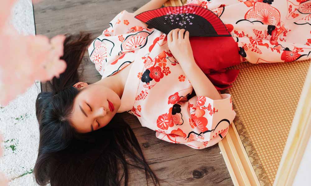 Comment dorment les japonais sur le sol? Une femme en kimono dort sur un tatami