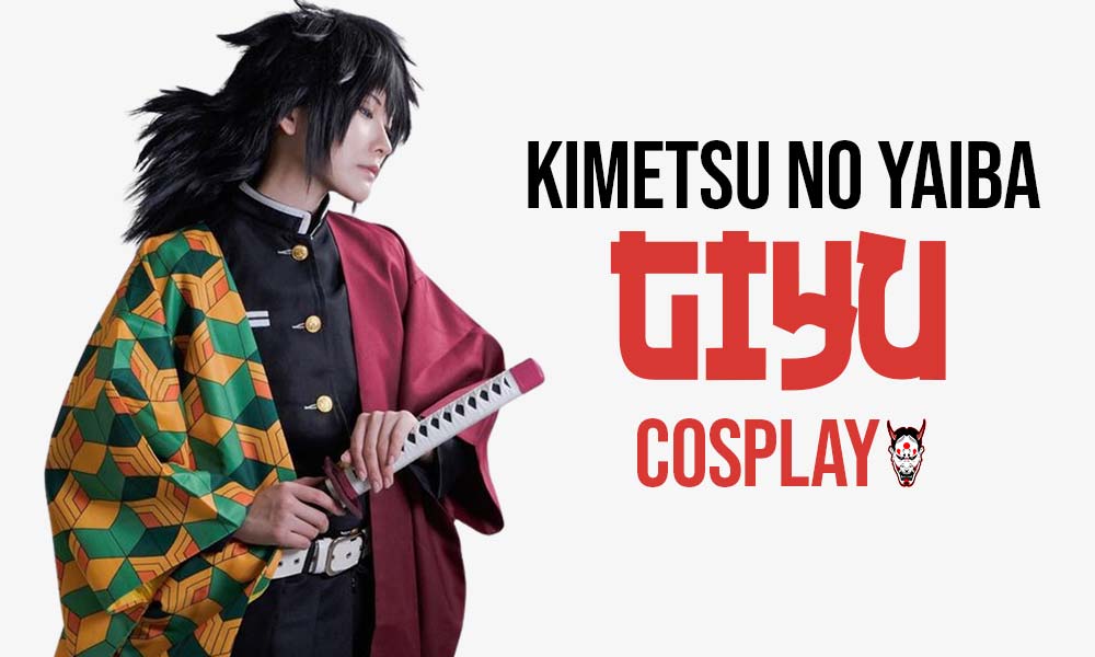 Un japonais est habillé avec un costume cosplay tomioka. Il tient un katana demon slayer dans la main