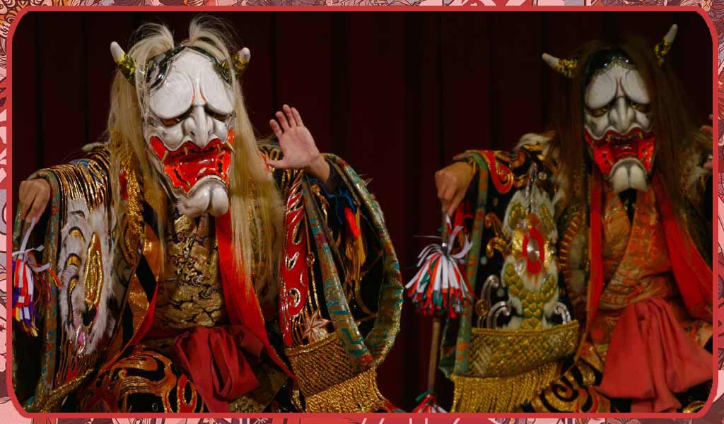 deux hommes portent un demon kagura masque no de couleur blanche, avec des dents. Le masque Oni a des cornes. Les deux personnages portent des kimono japonais traditionnels