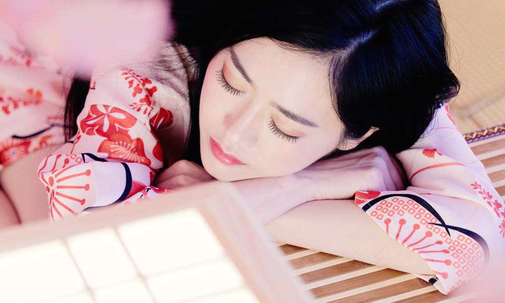 pourquoi dormir par terre au Japon sur un sol tatami et un futon