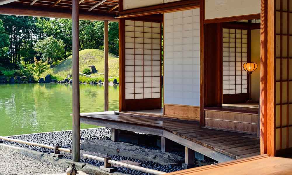 le couloir engawa est un petit passage sous le porche d'une maison traditionnelle japonaise