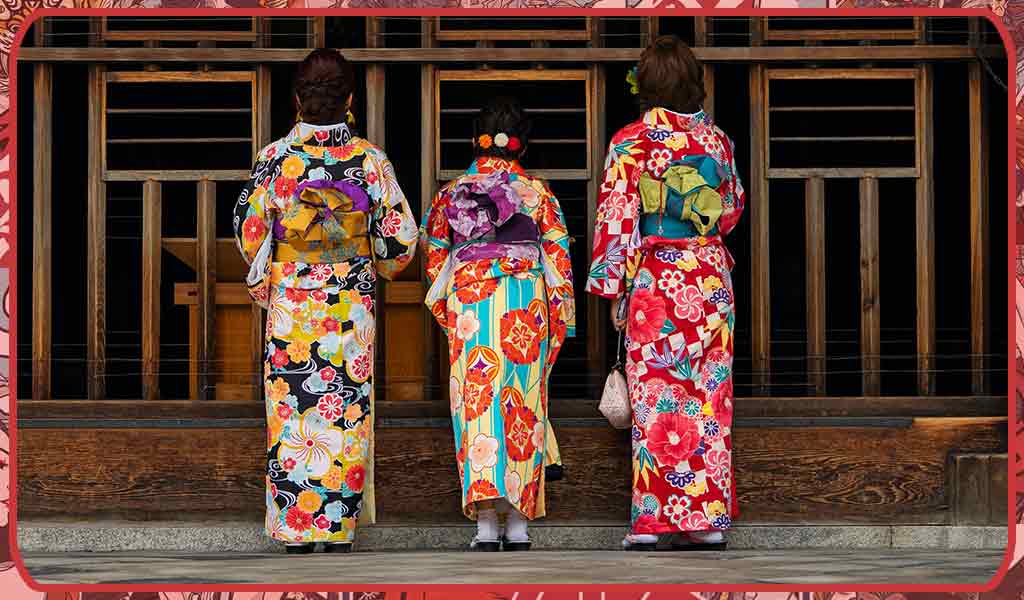 trois femmes en kimono sont en train de prier dans un temple shinto