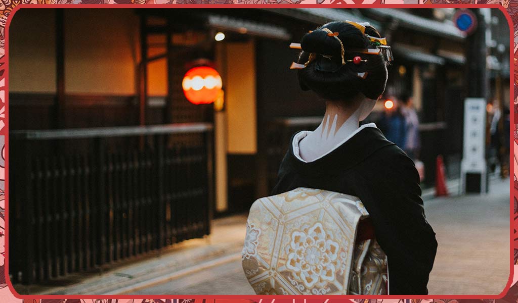 Femme portant un geisha vetement kimono, une ceinture obi et une coiffure tenue par un peigne japonais Kanzashi