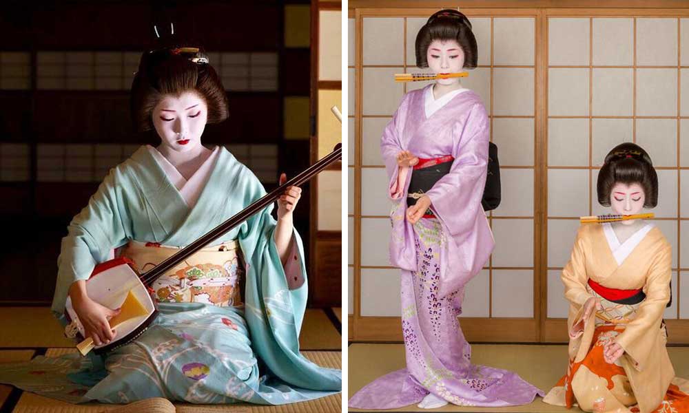 Ces femmes sont des geishas japonaises qui jouent du Biwa et danse. Elles sont habillées avec un kimono japonais traditionnel