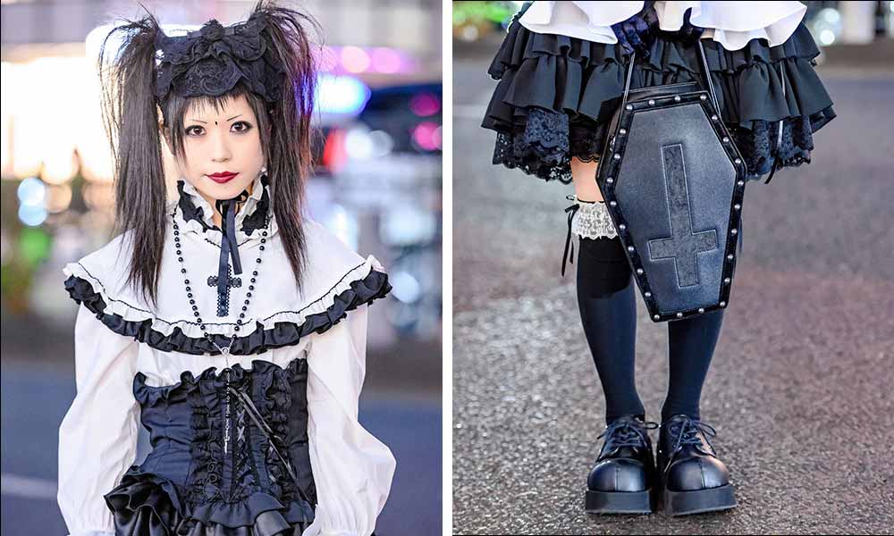 une femme japonaise est habillé avec un robe gothic lolita. Son sac à main est en forme de cercueil. Ses vêtements Lolita sont de couleurs blanc et noir. Elle a des chaussettes hautes noires avec de la dentelle