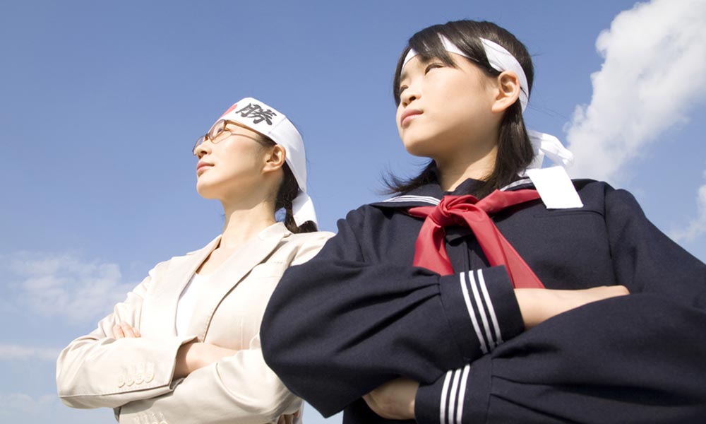 deux femmes portent un hachimaki japonais pour montrer leur détermination