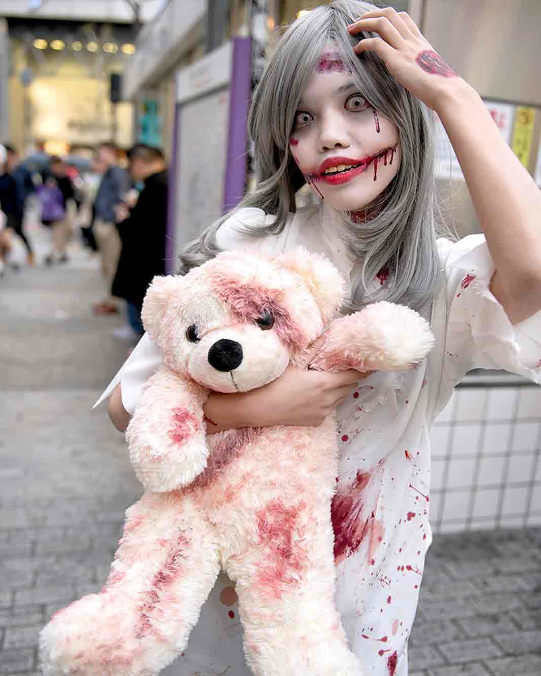 Fille avec déguisement fantôme sanglant durant un Halloween japonais