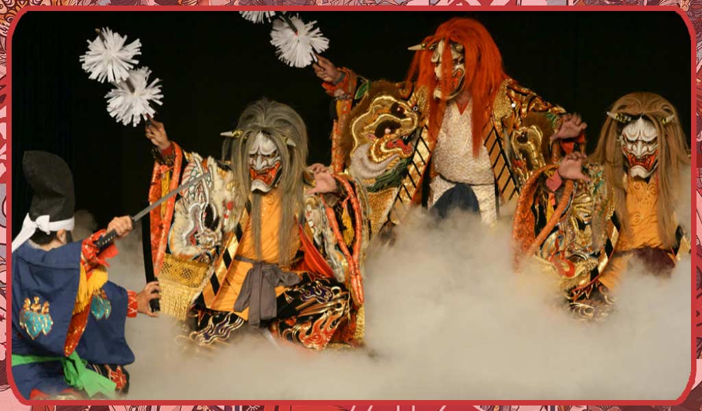 des hommes au kagura theatre no et portant chacun un masque japonais de démon avec des cornes. Ainsi que des kimono. Les Oni affrontent un samouraï levant son épée Katana