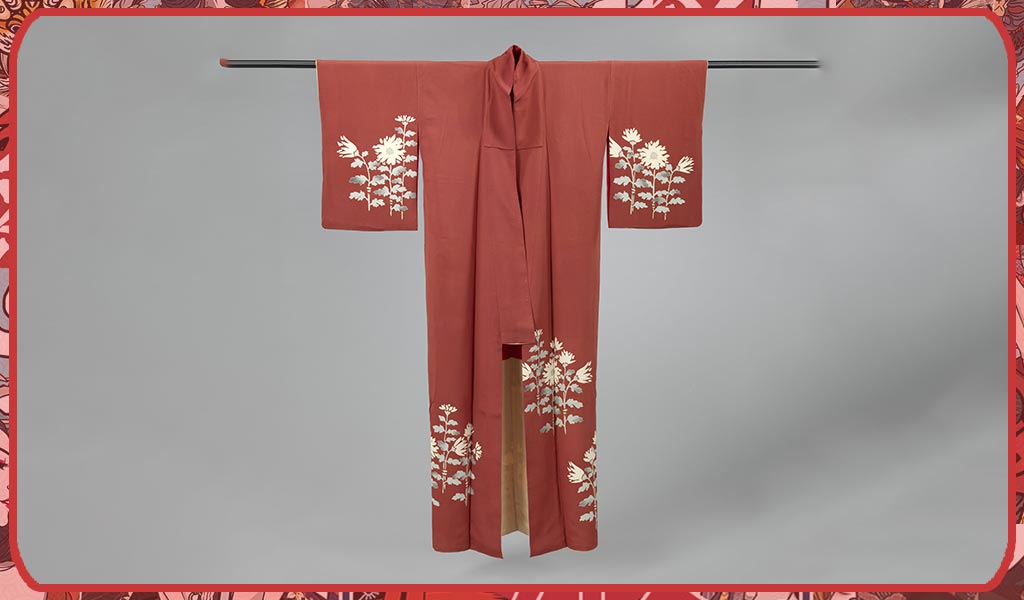 kimono brodé avec des motifs japonais traditionnels