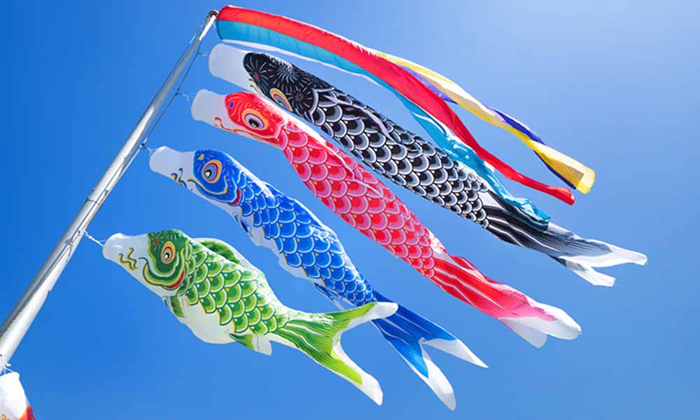 ces cinq étandards de poissons carpes sont célébrés au koinobori japonais: la fête des garçons du pays du soleil levant