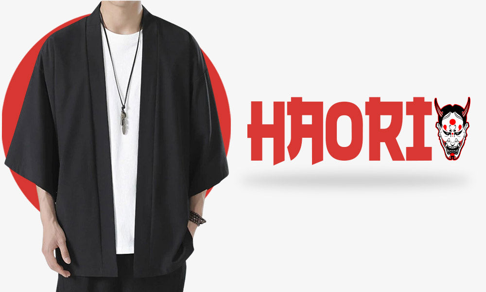 Un homme porte un manteau kimono japonais haori. Cette veste japonaise noir se porte avec un t-shirt blanc. C'est une veste de kimono qui s'enfile comme un manteau léger